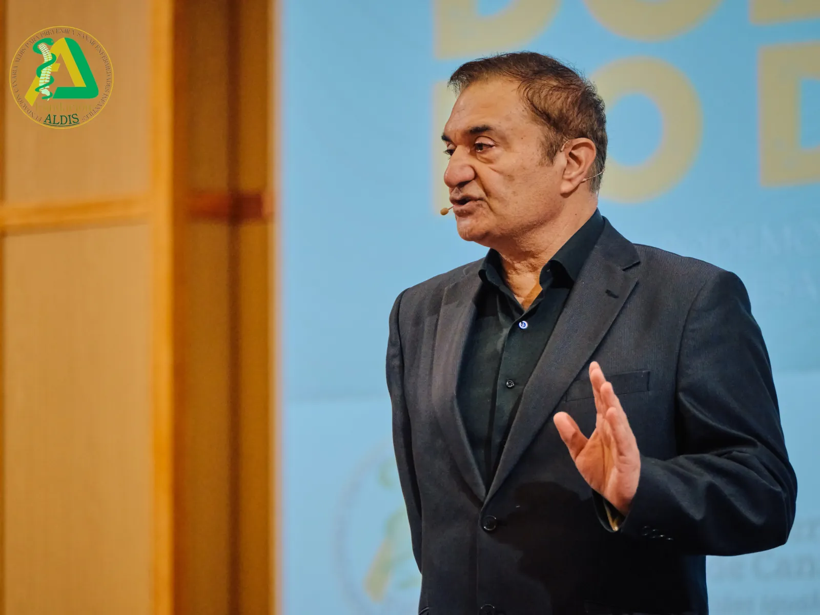 Dr. Raimond Hilu durante su ponencia en el congreso