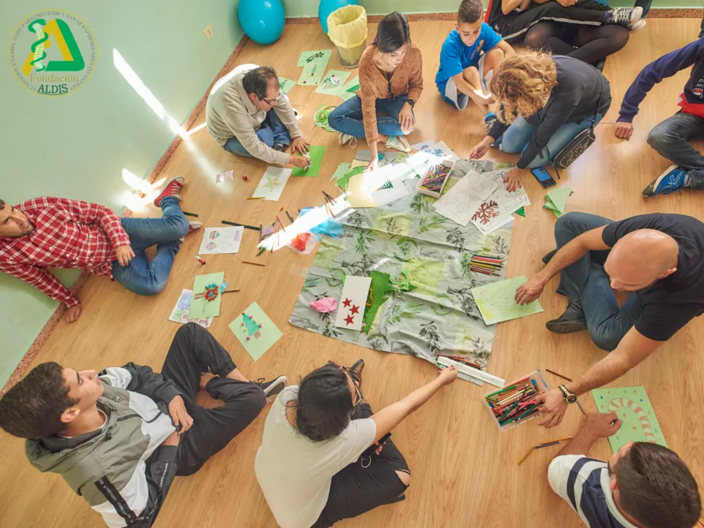 Actividad de manualidades del Programa de Autonomía en Aldis